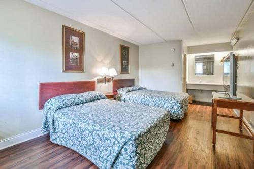 Postel nebo postele na pokoji v ubytování Economy Hotel Roswell