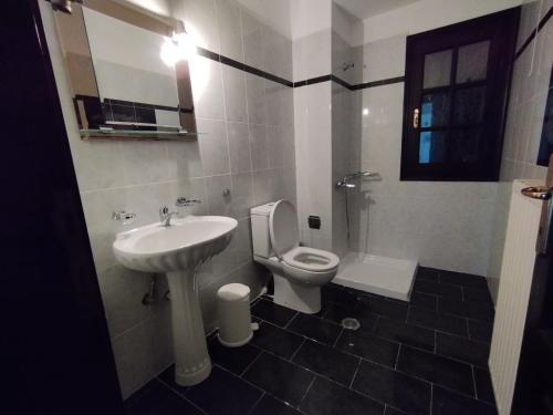 Koupelna v ubytování Dimosthenis Karastamatis Rooms