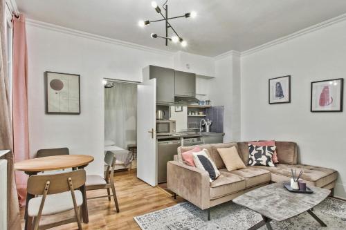 un salon avec un canapé et une table dans l'établissement Beautiful flat just nearby Madeleine in Paris - Welkeys, à Paris