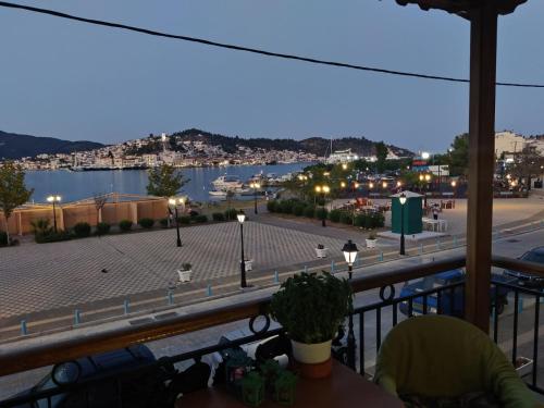 - un balcon offrant une vue sur la ville la nuit dans l'établissement Liberty porosview apartement, à Galatas