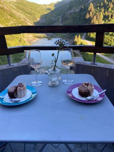 une table avec deux gâteaux et deux verres de vin dans l'établissement Penthouse Apartment 28m² in Avoriaz right next to 3 ski lifts, lake view, à Avoriaz