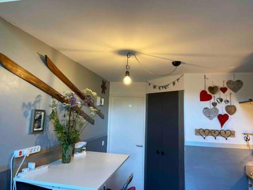 Cette chambre dispose d'une table et d'un plafond avec des cœurs au mur. dans l'établissement Penthouse Apartment 28m² in Avoriaz right next to 3 ski lifts, lake view, à Avoriaz