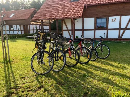 a row of bikes parked in front of a building at Ostoja Bukowo 12,2 chata u szôłtësa in Borowy Młyn