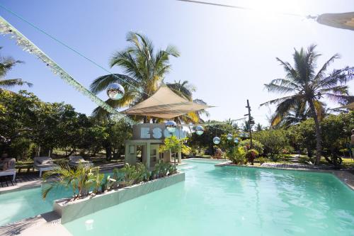 uma piscina num resort com um edifício em Mozambeat Motel em Praia do Tofo