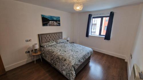 Un pat sau paturi într-o cameră la Two Bedroom Apartment Central B1 Birmingham, Parking