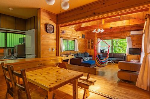 ein Esszimmer und ein Wohnzimmer mit einem Tisch in der Unterkunft Ve-Nasu - Vacation STAY 13252 in Nasu