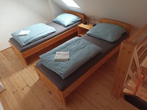two twin beds in a room with at Penzion U Bušů in Malá Bystřice