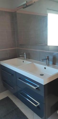 a bathroom with a sink and a mirror at Casa Da Dina in Suni