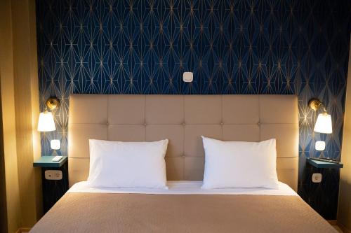 Una cama o camas en una habitación de MARGARITA'S SUITES