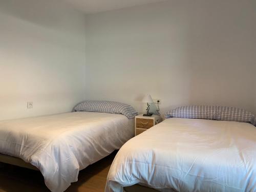 A bed or beds in a room at Villa May en Riegu Vidiago Llanes