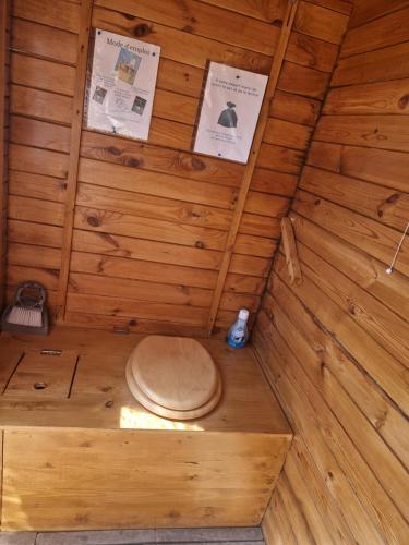 Kúpeľňa v ubytovaní Locations insolites "vie en plein air" cabane et tipi Bastide Bellugue maison d'hôtes reseau Bienvenue à la ferme à 3 mn de lourmarin