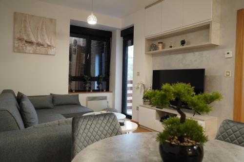 una sala de estar con un sofá y una mesa en Dunja's home, en Zlatibor