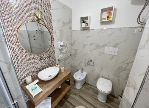 サンタ・マリア・ディ・カステッラバーテにあるSunshineのバスルーム(洗面台、トイレ、鏡付)