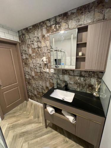 a bathroom with a sink and a mirror at Green Property in Dofteana