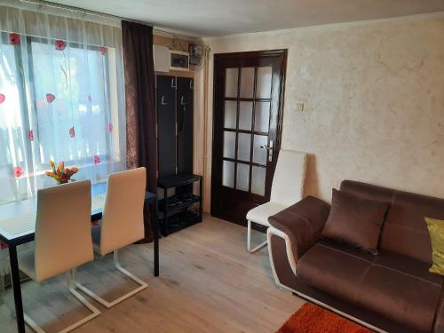 ein Wohnzimmer mit einem Sofa und einem Tisch in der Unterkunft Casa Crissio in Sinaia