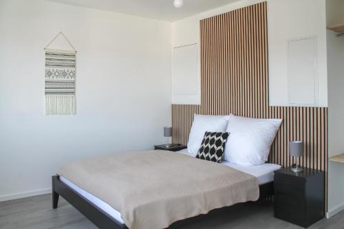 Ένα ή περισσότερα κρεβάτια σε δωμάτιο στο Buddha Apartment - stadtnah, Balkon, Parkplatz, E-Ladestation für Autos & Fahrräder, Fitnessstudio