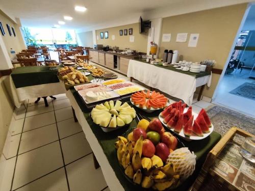 uma linha de buffet com diferentes tipos de frutas em exposição em Hotel & Pousada Princesa Isabel Rua Teresa em Petrópolis
