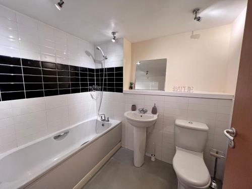 Bany a Lovely 2-Bed Serviced apartment with free parking