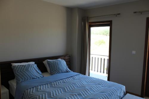 Säng eller sängar i ett rum på Quinta Do Marmeiral