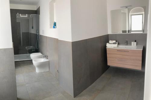 łazienka z toaletą i umywalką w obiekcie La Casa al Gelso w mieście Rodi Garganico