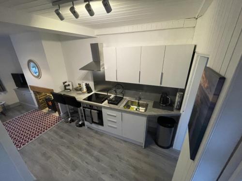 - une vue sur la cuisine avec des placards blancs dans l'établissement Two bed holiday home in Conwy, à Conwy