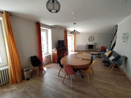 un salon avec une table et des chaises en bois dans l'établissement Centre ville Concarneau T4, à Concarneau