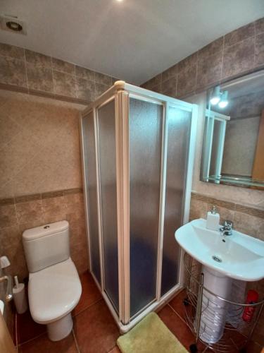 Un baño con ducha, inodoro y lavabo. en CASA MUY CERCA DE LA PLAYA a, en Peñíscola