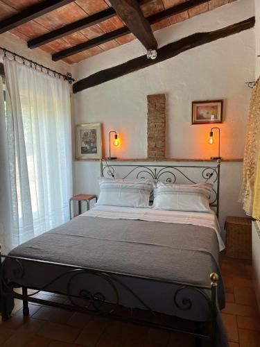 a bedroom with a large bed in a room at Cà di Mora in Lisciano Niccone
