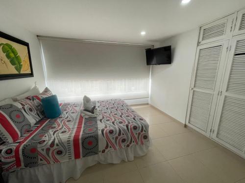 Ένα ή περισσότερα κρεβάτια σε δωμάτιο στο Lindos apartaestudios y habitaciones en Ibague