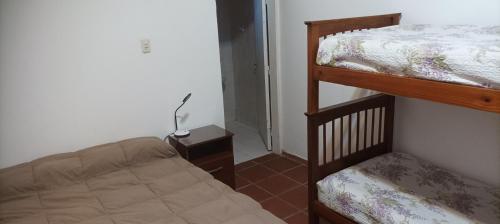 een kleine slaapkamer met een stapelbed en een stapelbed bij Casa 2 Dormitorios Céntrica in Belén