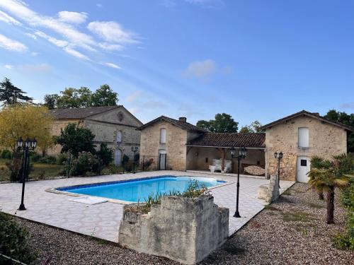 une maison avec une piscine devant dans l'établissement Maison de maître dans un parc clos de 3 hectares, à Lamothe-Montravel