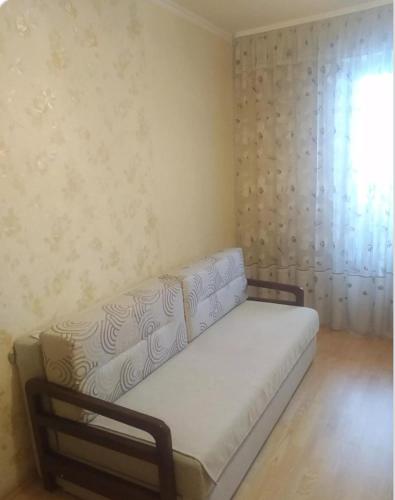 - un petit lit dans une chambre avec fenêtre dans l'établissement квартира в районі автовокзалу, à Rivne