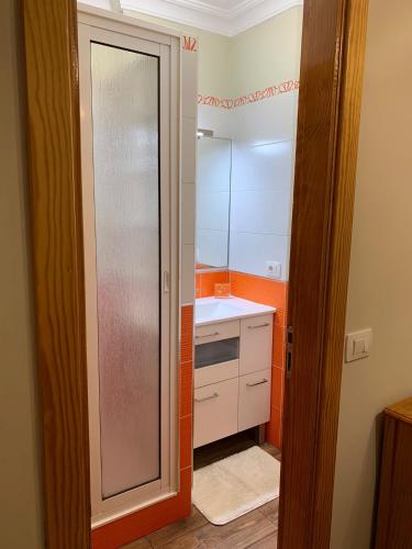a small kitchen with a sink and a mirror at Apartamento Playa Chica in Puerto de Santiago