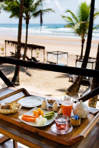 バーハ・グランデにあるRumah Pousadaの海辺の食卓