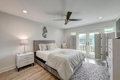 Un dormitorio con una cama y un ventilador de techo. en Mermaid Place, en Rockport