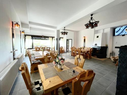 a dining room with a table and chairs at Pensiunea Ursuleț Bran in Bran
