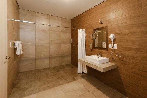 Ванная комната в Hotel Guivá Aeropuerto