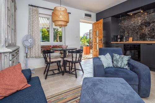 ein Wohnzimmer mit einem Sofa und einem Tisch in der Unterkunft Apartment Mendula in Split