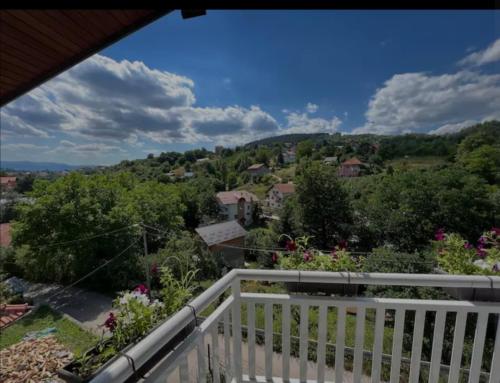 Nespecifikovaný výhled na hory nebo výhled na hory při pohledu z vily