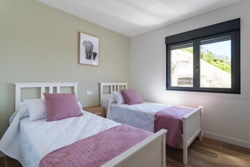 1 dormitorio con 2 camas y ventana en Veiga da Fraga en Poio
