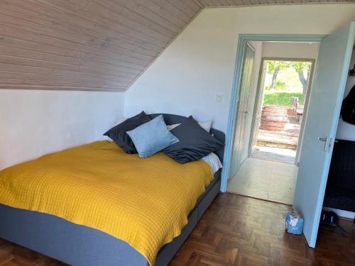 En eller flere senge i et værelse på Vine Cottage