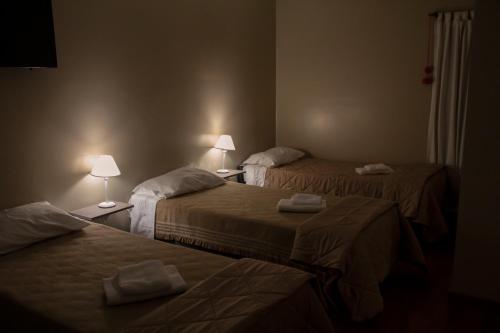 Ένα ή περισσότερα κρεβάτια σε δωμάτιο στο Caminos Hostal