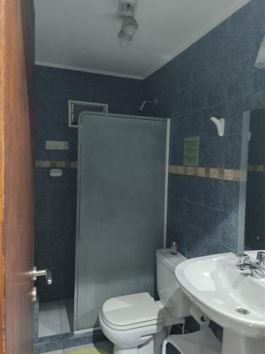 Ένα μπάνιο στο Caminos Hostal