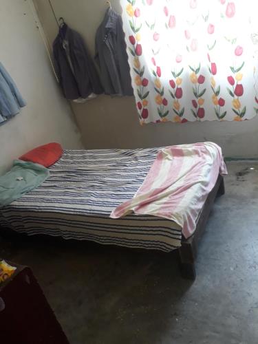 ein kleines Bett in einem Zimmer mit Fenster in der Unterkunft Diablillo in Monterrey