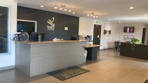 a bar in a restaurant with a counter in the lobby at Quality Inn & Suites near Downtown Bakersfield in Bakersfield