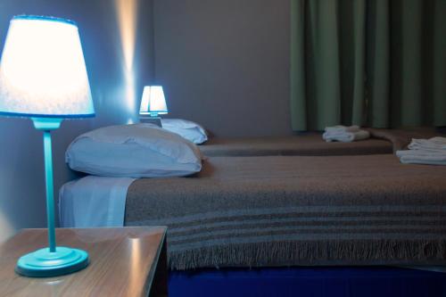 Ένα ή περισσότερα κρεβάτια σε δωμάτιο στο Caminos Hostal