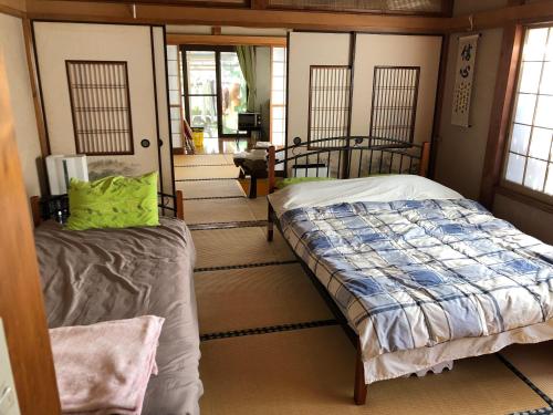 una camera con 2 letti di コウノトリの里の宿 a Fukiage