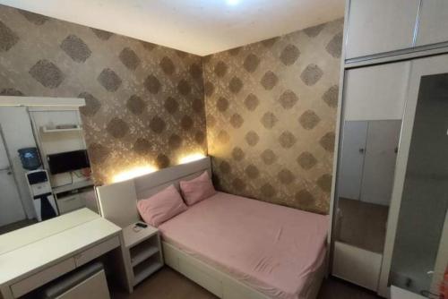 Giường trong phòng chung tại Aeropolis by AT ROOM