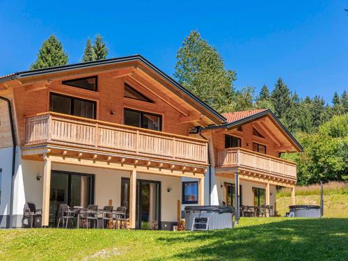 ザンクト・エングルマールにあるChalet Arber in St Englmar with its own HotTubeのログホーム(デッキ、パティオ付)