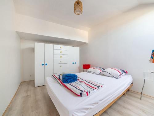 um quarto branco com uma cama e um armário branco em Snug holiday home in Bergerac with terrace em Bergerac